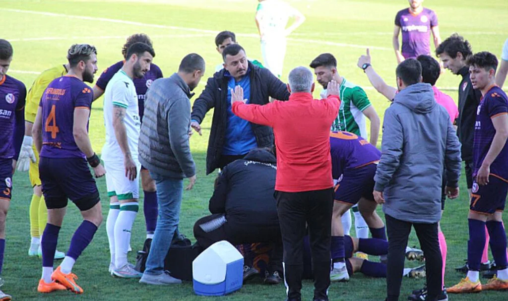 Çarşamba'da Dramatik Anlar: Futbolcunun Boğazına Dili Kaçtı!