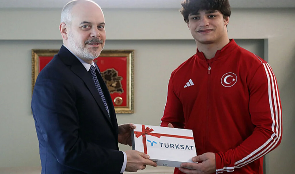 Cumhurbaşkanı Başdanışmanı Kılıç, Avrupa Şampiyonu Alperen Berber'e Ödül Verdi