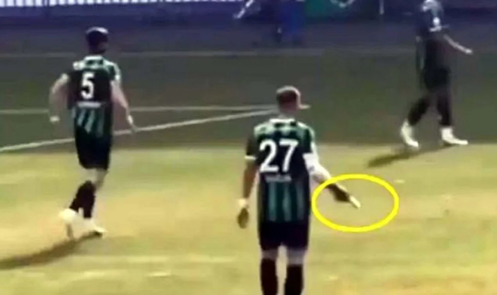 Denizlispor futbolcusu Emre Sağlık, maç sırasında elinde telefonla... Gerçek ortaya çıktı