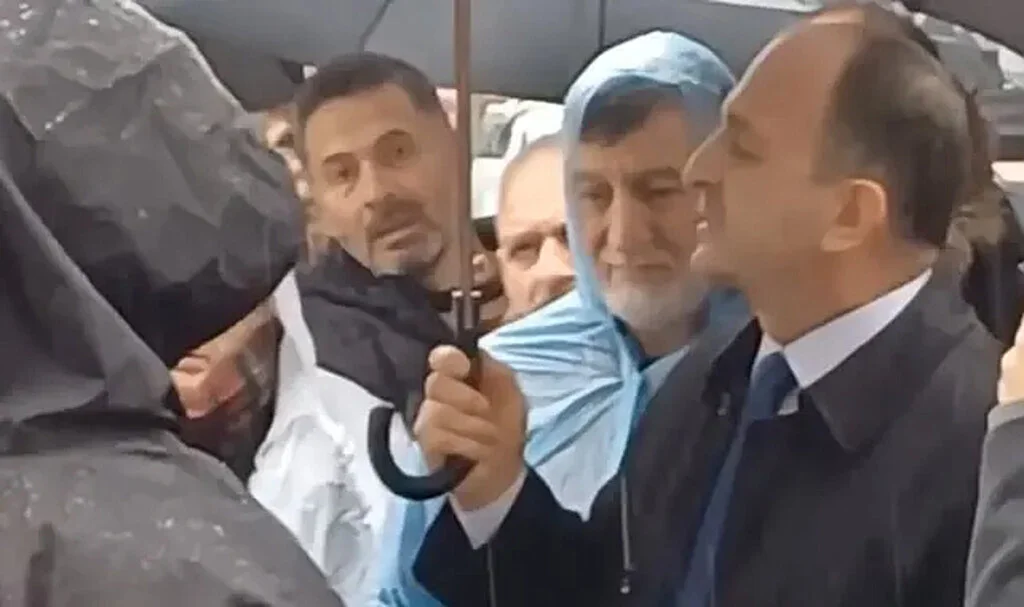 Erdoğan'ın Rize Mitingi Öncesi İl Başkanı ile Polis Arasında Gerilim: "Siz Ajan mısınız? FETÖ müsünüz?"