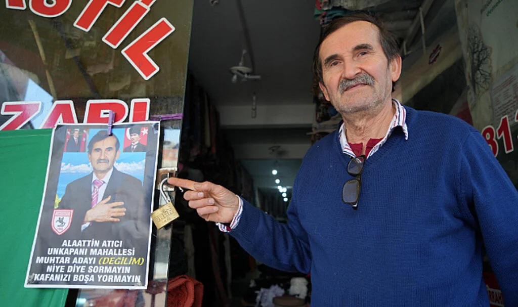 Esnaftan 'muhtar adayı değilim' afişi