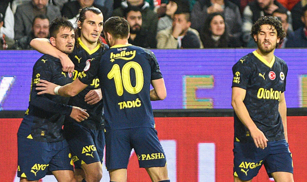 Fenerbahçe, Antalyaspor'u 2 golle yendi