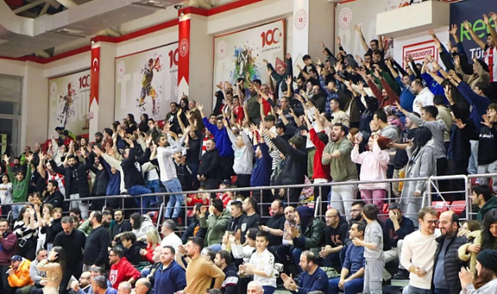 Fenerbahçe maçında çocuklarda bilete tabi tutuldu