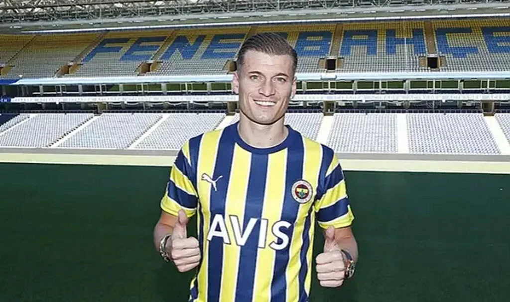 Fenerbahçe'nin eski yıldızı Süper Lig devine imza atmak için Türkiye'ye geliyor