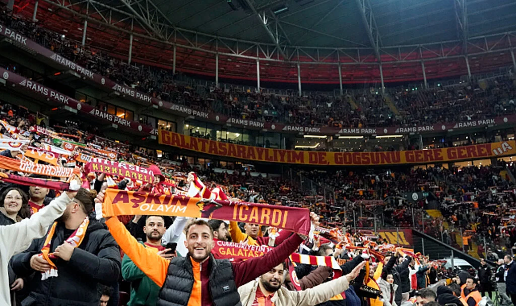 Galatasaray taraftarı sessiz protesto yaptı