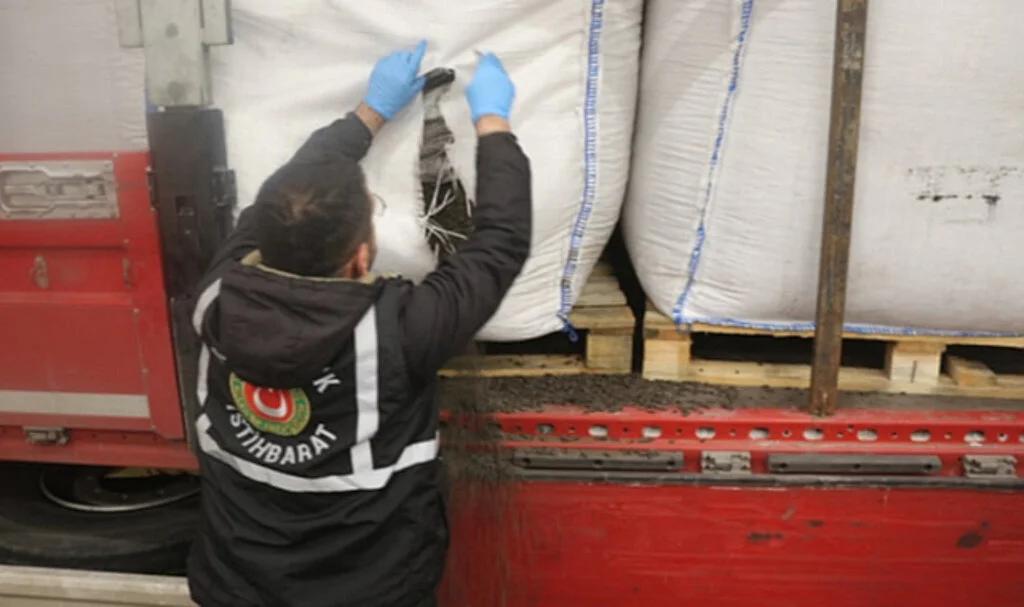 Gümrük Operasyonlarında Büyük Çaplı Kaçak Çay ve Uyuşturucu Ele Geçirildi