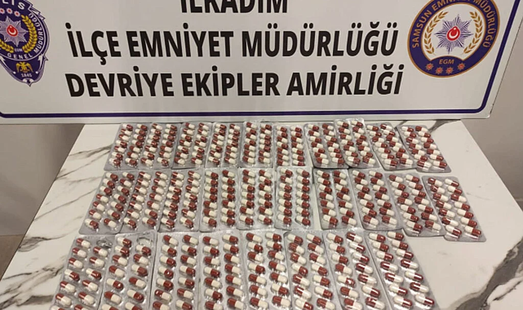 İlkadım'da Araçtan Atılan Poşette Uyuşturucu Hap Bulundu