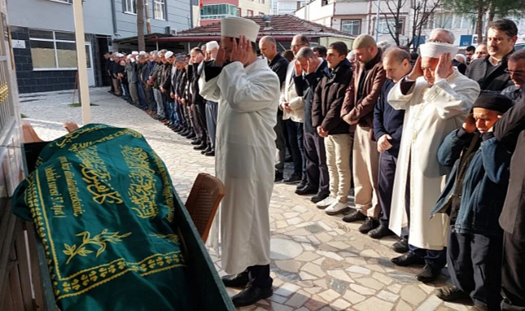 İmam kaldığı lojmanda çıkan yangında hayatını kaybetti
