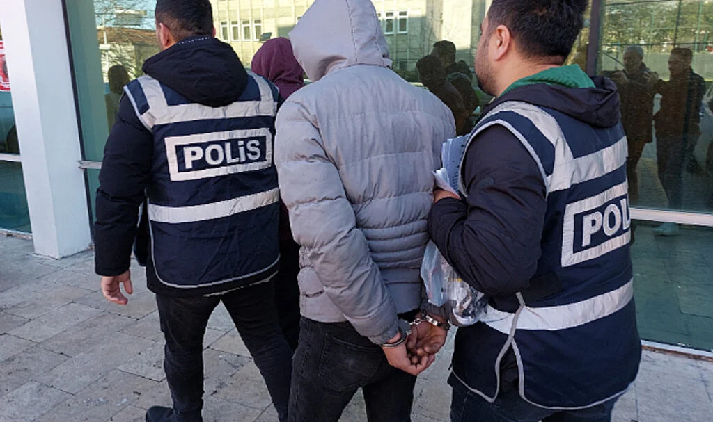 İnşaattan 26 bin liralık teleskopik direkleri çalan 2 kişi yakalandı