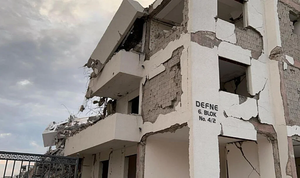 İskenderun'da İş Makinesinin Tek Bir Darbesiyle 13 Katlı Bina Yıkıldı