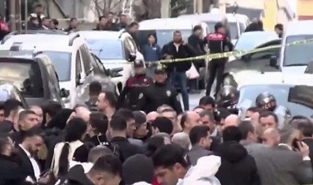 İstanbul'da AK Parti'nin seçim çalışmasına silahlı saldırı! 1 kişi hayatını kaybetti