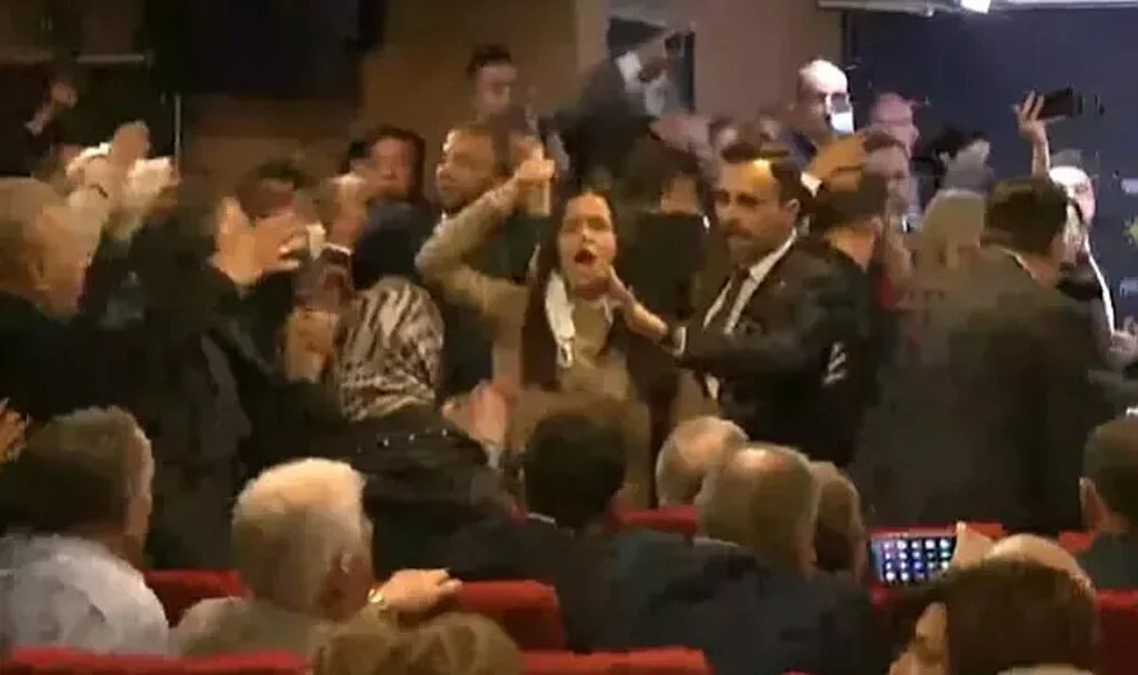 İYİ Parti Etimesgut Aday Tanıtım Toplantısında Olaylar Çıktı: "İstifa" Sloganları ve Arbede