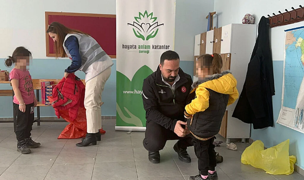Kış aylarında öğrencileri ısıtan yardım