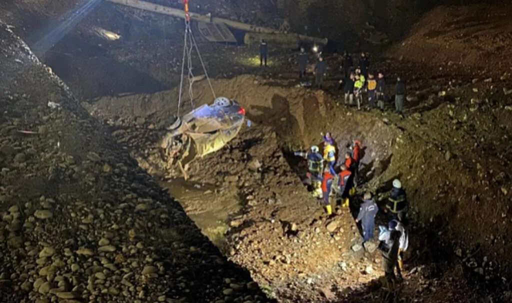 Korkunç Trafik Kazası: 150 Metrelik Uçurumdan Düştü, 1 Polis Öldü, 1 Komiser Yaralandı