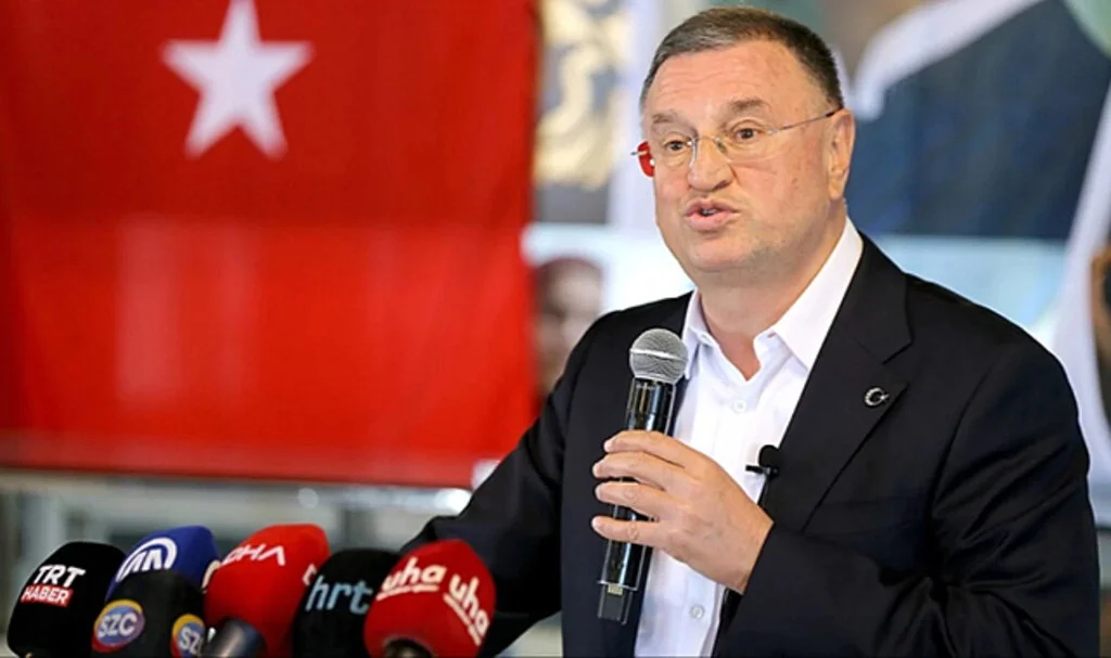 Lütfü Savaş, Hatay'da Gövde Gösterisi Yaptı: Haluk Levent ve Gökhan Zan'ı Hedef Aldı, Kalabalık Yuhaladı