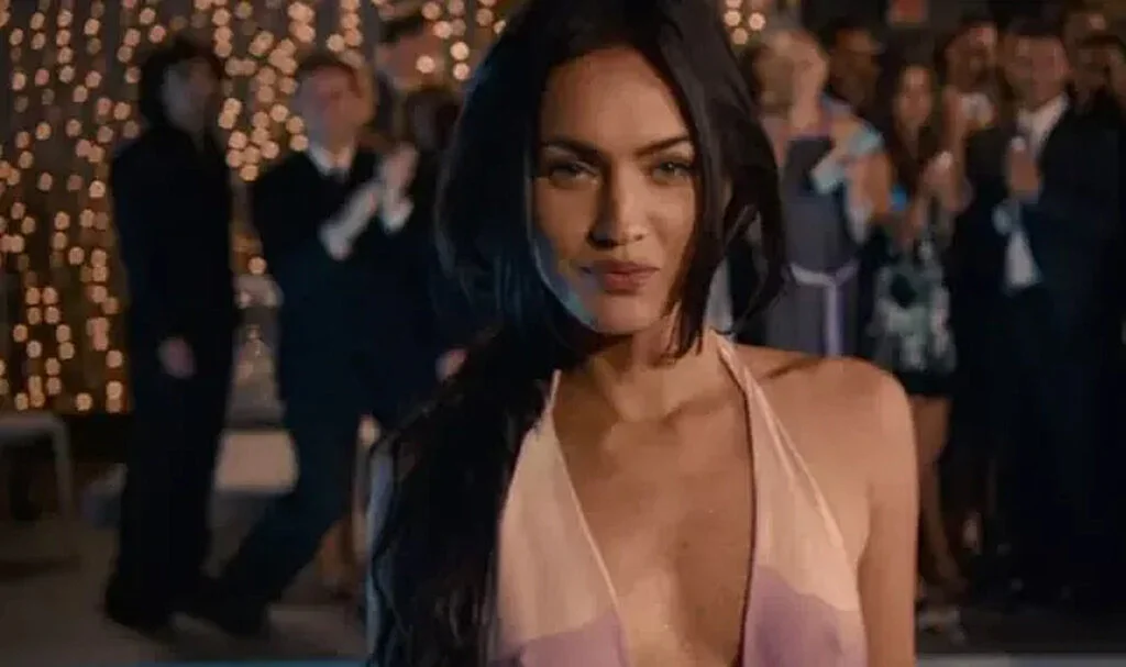 Megan Fox vücudunu sergilemekten çekinmedi