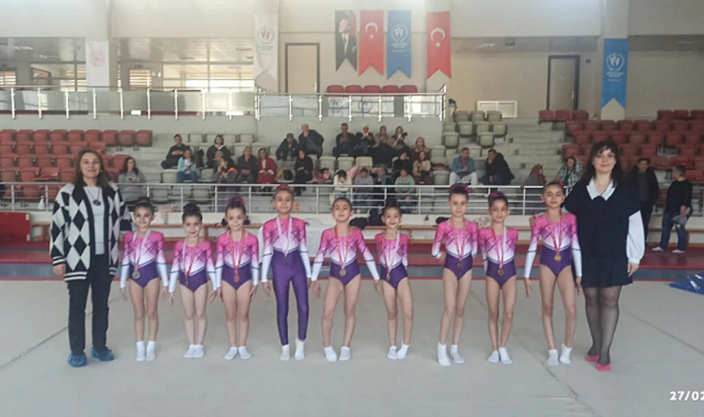 Minik cimnastikçiler nefes kesti