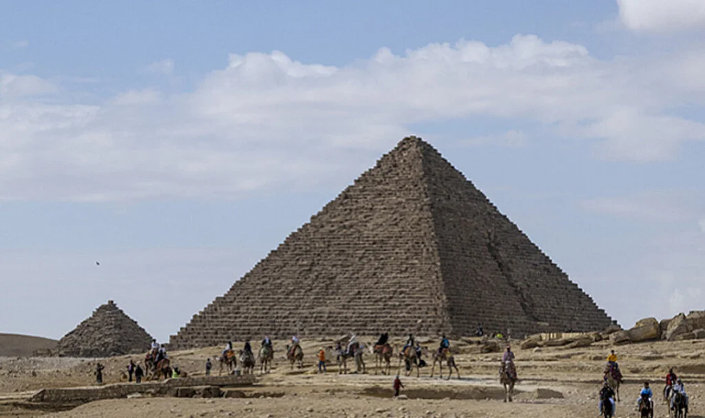 Mısır'ın Efsanevi Giza Piramitleri: Turistlerin Gözdesi