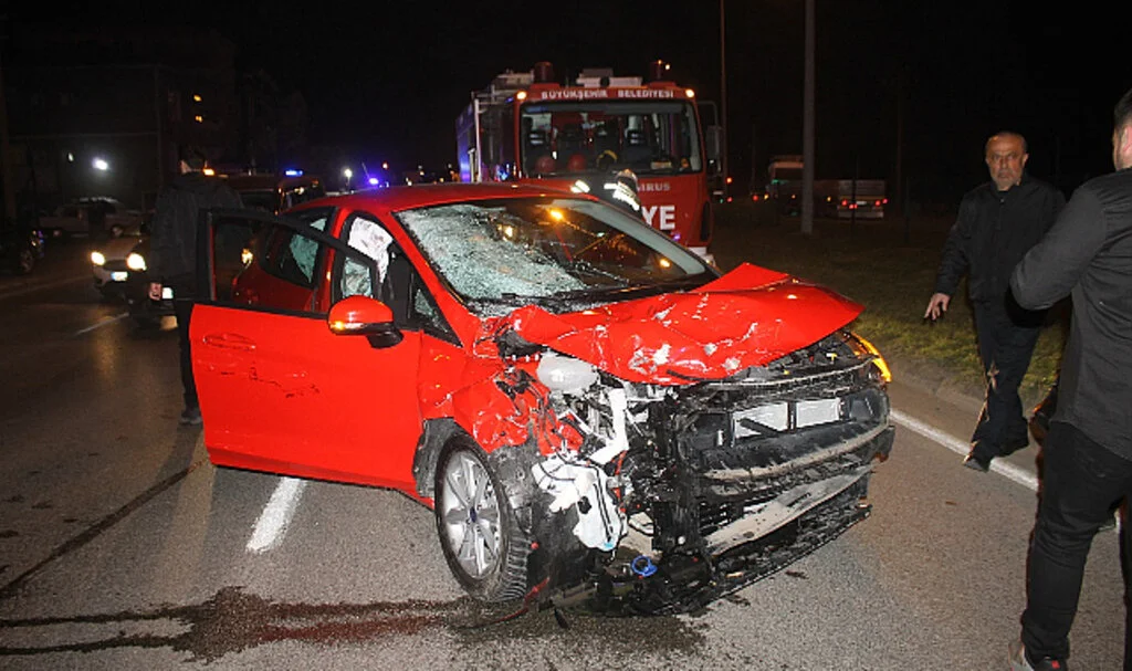 Motosikletle Otomobil Çarpıştı, 1 Ölü 3 Yaralı