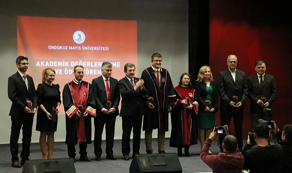  OMÜ'de 158 öğretim üyesi için cübbe giyme töreni düzenlendi