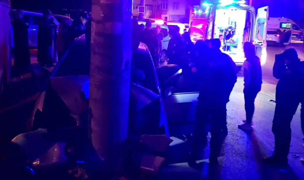 Otomobil Beton Elektrik Direğine Çarptı: 1’i Ağır, 3 Yaralı