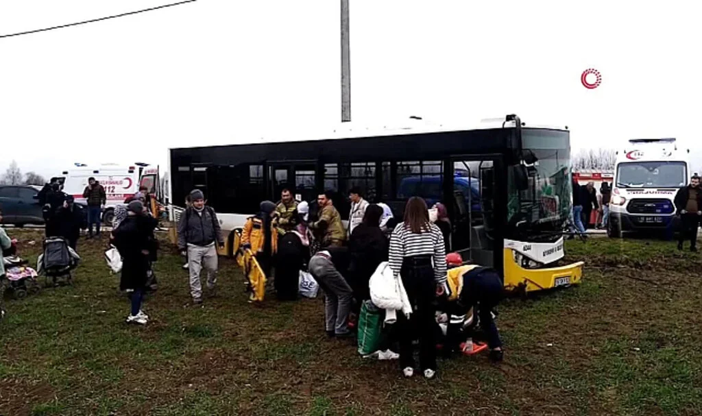 Özel Halk Otobüsü ile Otomobil Kafa Kafaya Çarpıştı: 1 Ölü, 8 Yaralı
