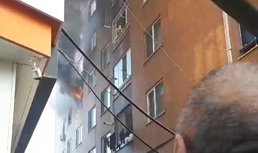 Samsun'da 8 Katlı Apartmanda Yangın: Kurtarma Çalışmaları Devam Ediyor