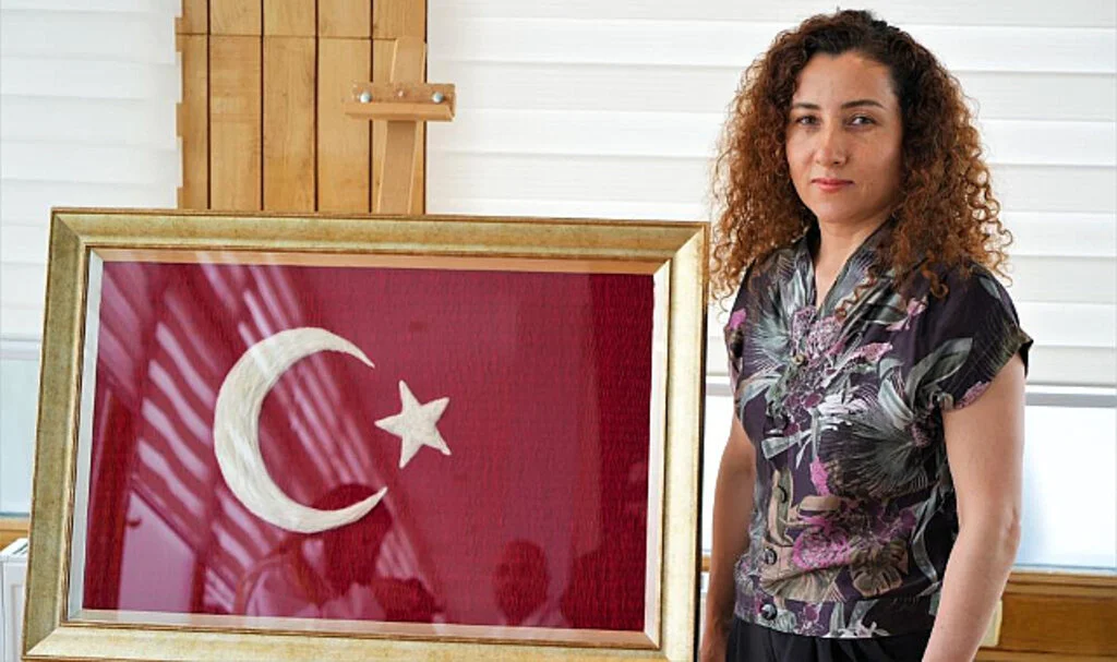 Samsun'da Bir Hemşire, Astronot Alper Gezeravcı'nın Annesi İçin Türk Bayrağı Dokudu