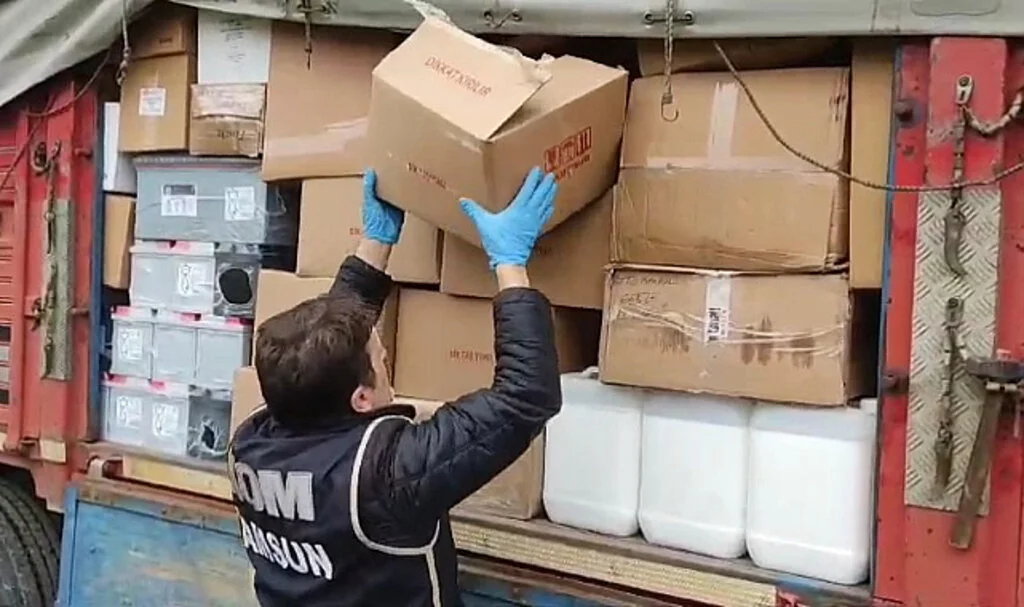 Samsun'da Bir Kamyonetle 200 Litre Sahte İçki Malzemesi Ele Geçirildi