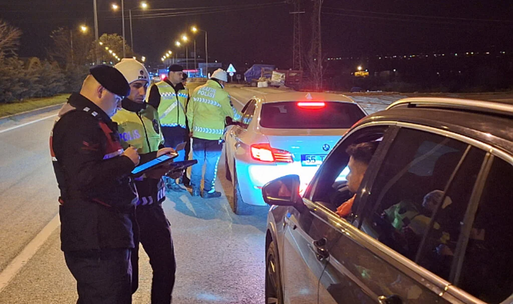 Samsun’da gece asayiş ve trafik uygulaması yapıldı