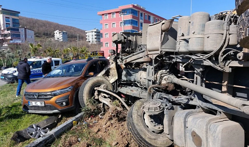 Samsun'da kavşakta kamyon ile otomobil çarpıştı: 2 yaralı