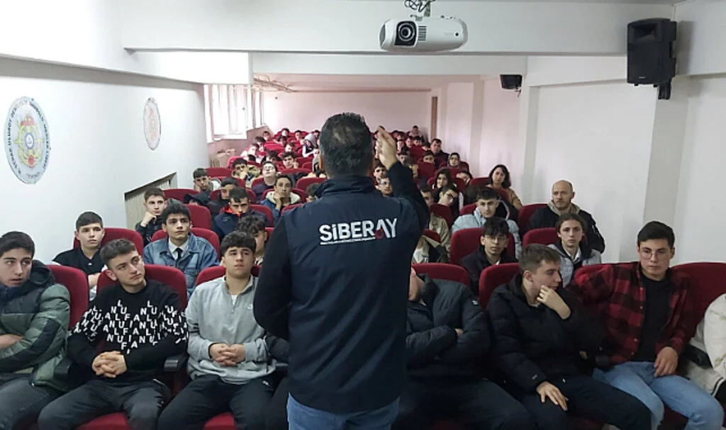 Samsun’da lise öğrencileri ‘dijital tehlikelere’ karşı bilgilendirdi
