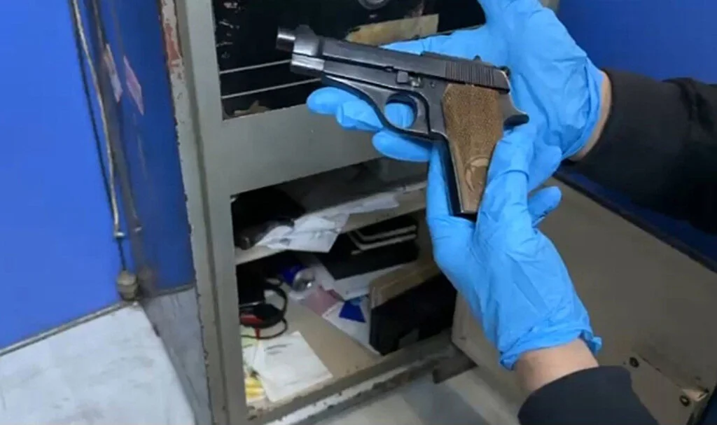 Samsun'da polis işyerindeki çelik kasada 4 tabanca ve uyuşturucu madde ele geçirdi