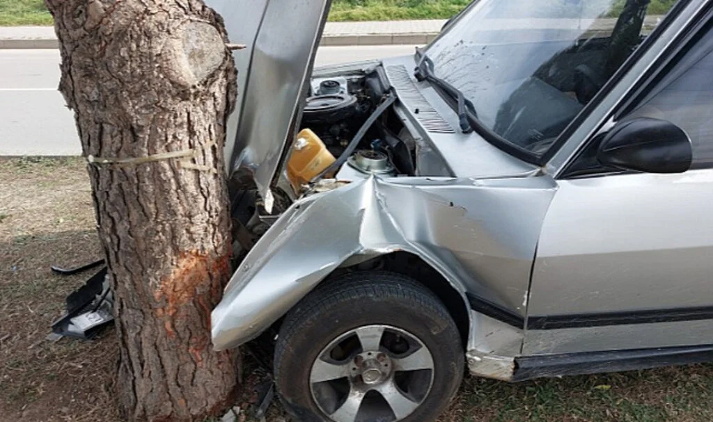 Samsun'da Tofaş Araç Refüjdeki Ağaca Çarptı: 1 Yaralı