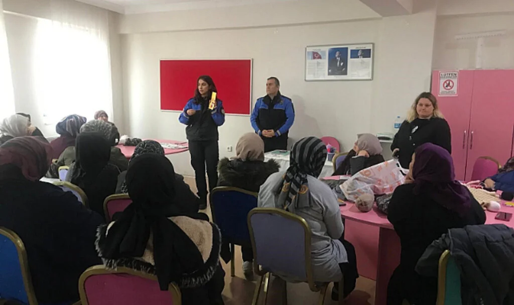 Samsun polisi vatandaşları bilgilendirdi