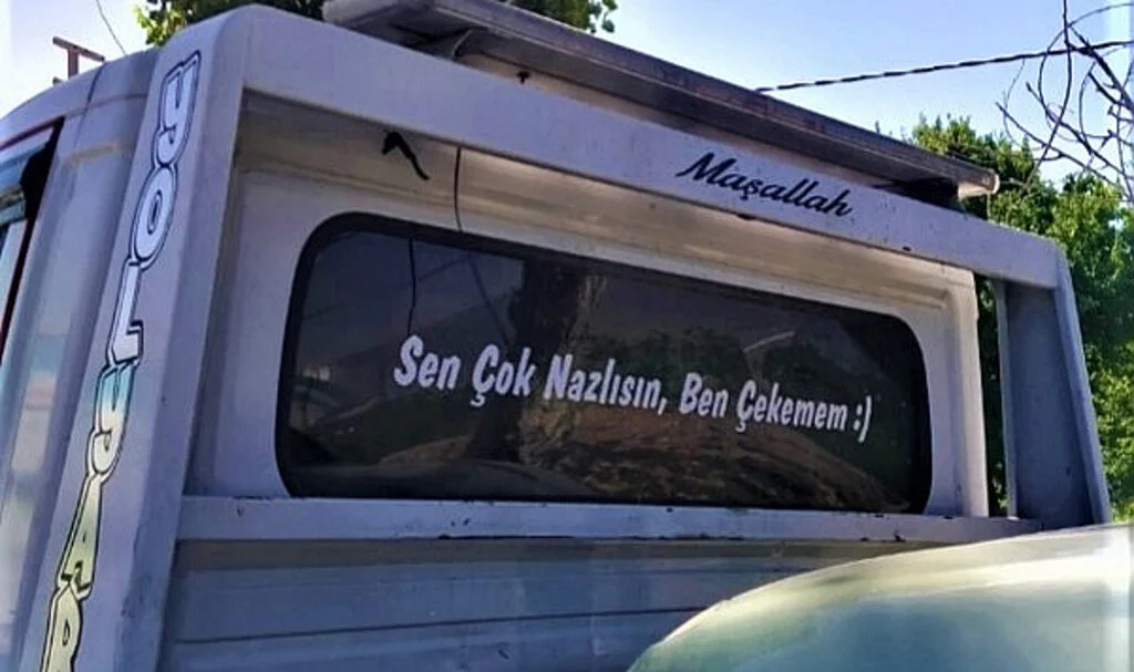 Samsun trafiğinde dikkat çeken araba arkası yazılar
