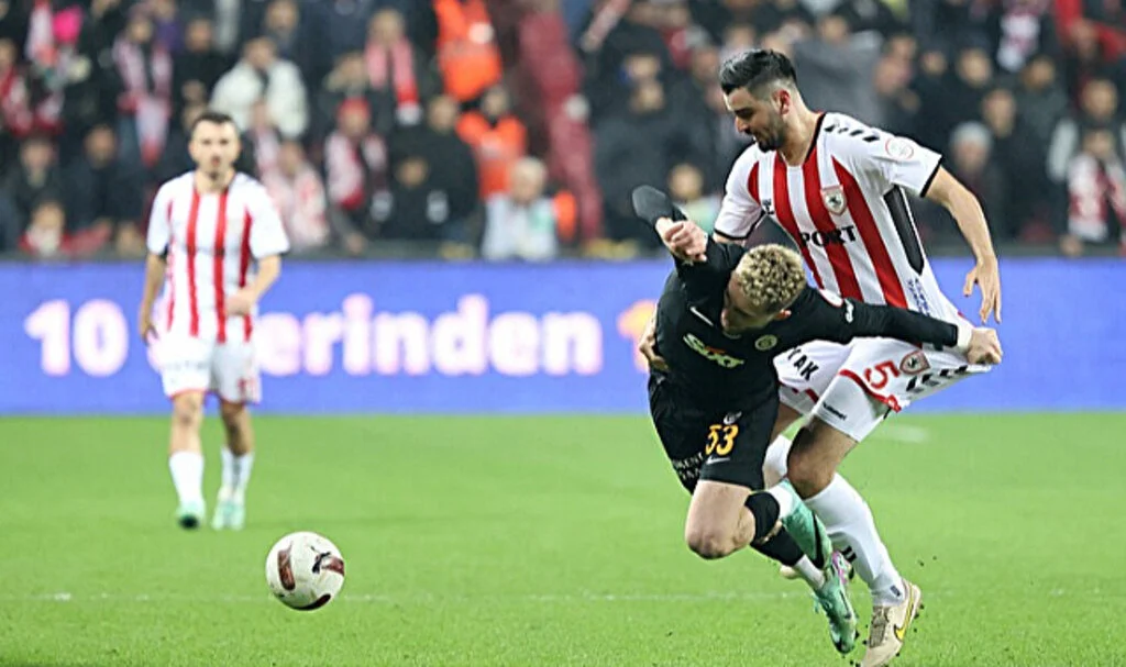 Samsunspor-Galatasaray maçında tartışmalı pozisyonlar: Hakemler ne karar verdi?