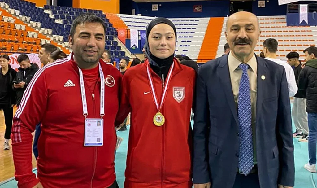 Samsunsporlu boksör Zeynep Sena Comart Türkiye Şampiyonu