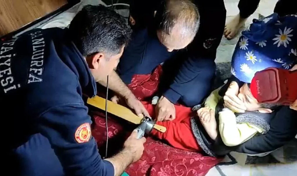 Şanlıurfa'da Ayağına WC Matik Sıkışan Çocuk, İtfaiye Ekipleri Kurtardı