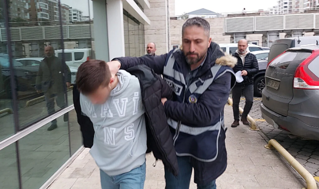 Silahlı yaralama yapıp tüfeği sakladıkları yere gidince polisin takibi sonucu yakalandılar