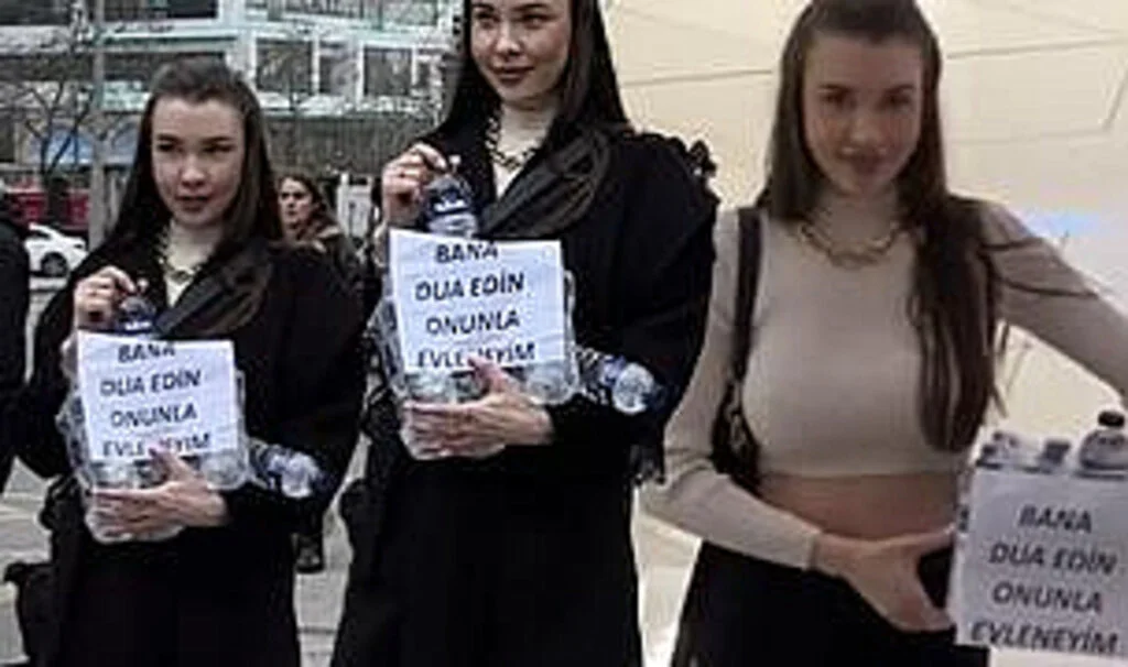 Sokaklarda Dolaşıp 'Bana Dua Edin, Onunla Evleneyim' dedi, Sosyal Medyada Gündem Yarattı