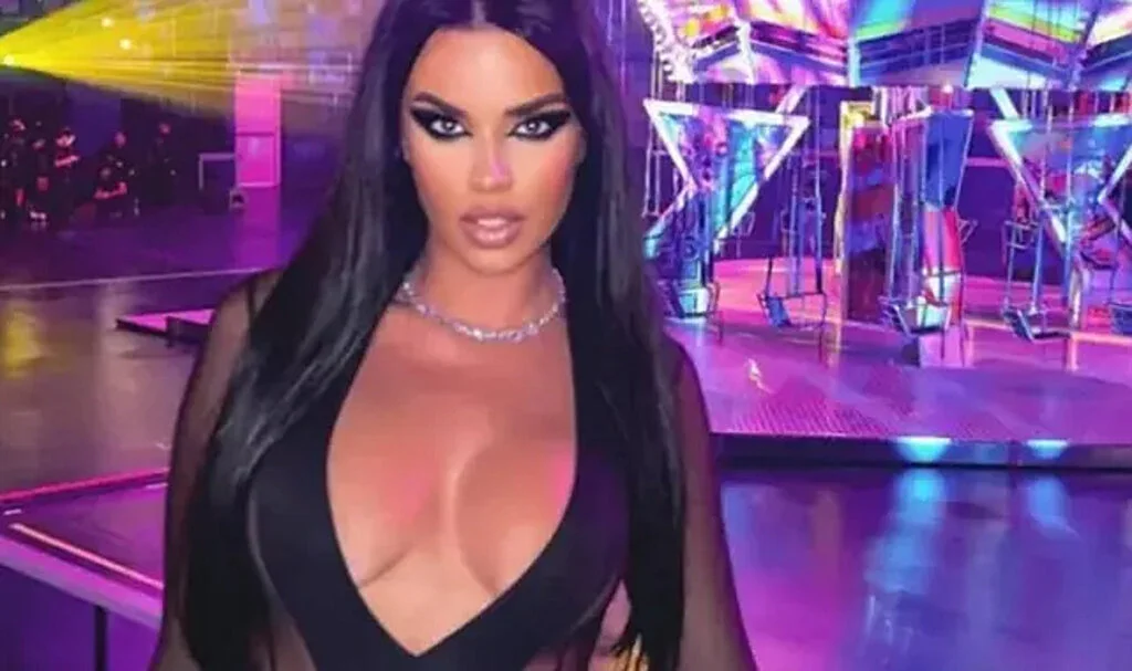 Sosyal medya fenomeni Ivana Knöll mayo ve çizme kombiniyle büyüledi! "Yaz mı kış anlayamadık"