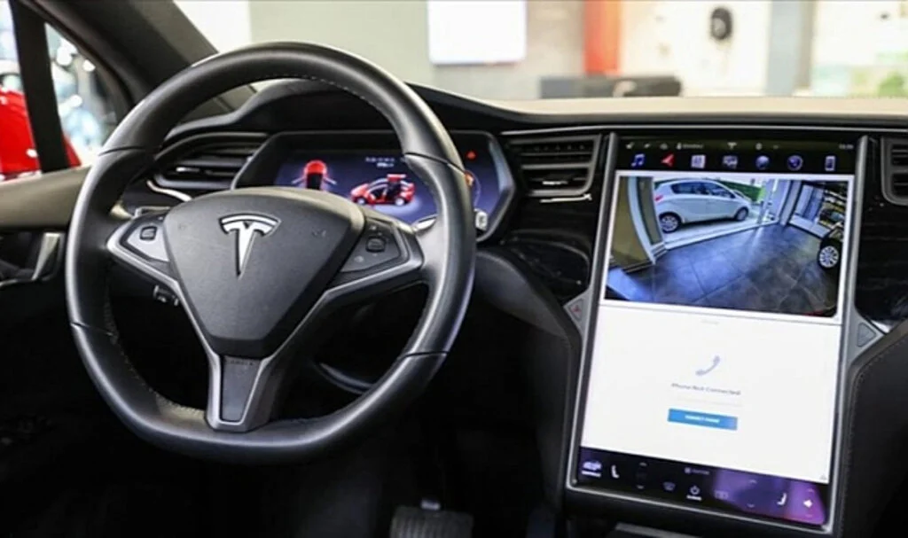 Tesla 2,2 milyon aracını geri çağırıyor