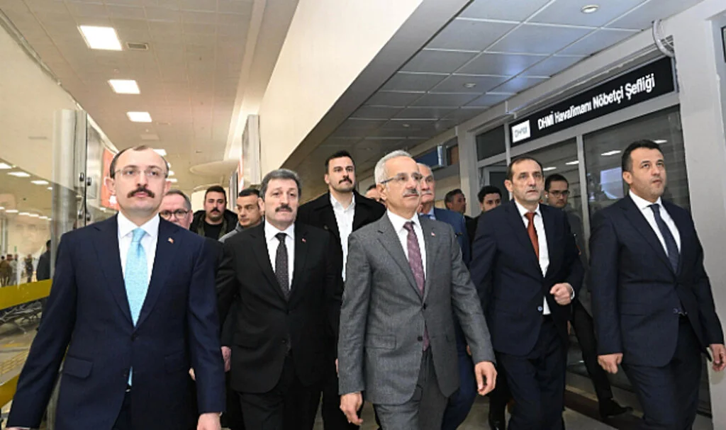 Ulaştırma ve Altyapı Bakanı Abdulkadir Uraloğlu: " Samsun Çarşamba havalimanı yeni terminal binası projesinin ihalesini bir an önce yapacağız"