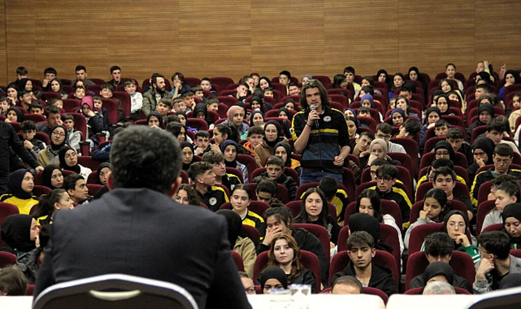 Vezirköprü'de Kaymakam Kaya'dan Öğrencilere Kariyer Dersi