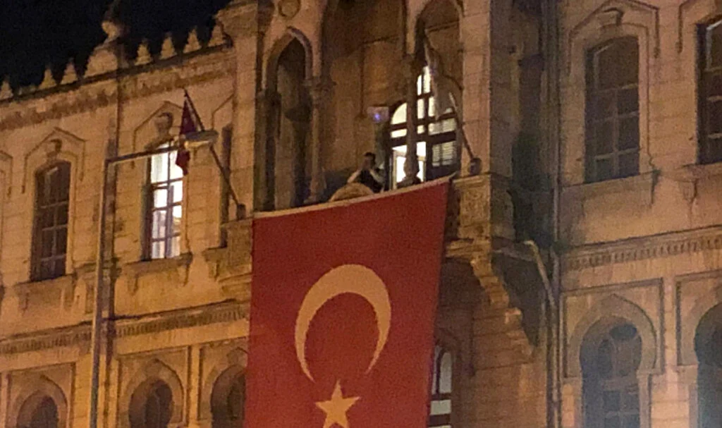 AK Parti'de Heyecanlı Bekleyiş: Liderler Seçim Sonuçlarını Takip Ediyor