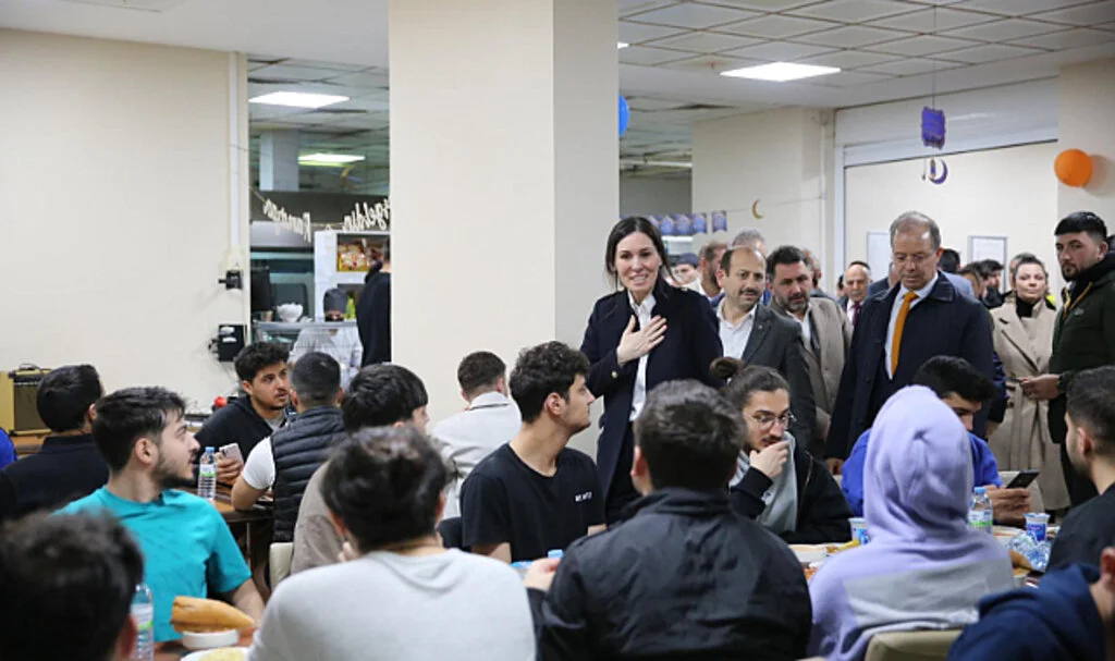 AK Parti'li Karaaslan, üniversite öğrencileri ile iftar yaptı