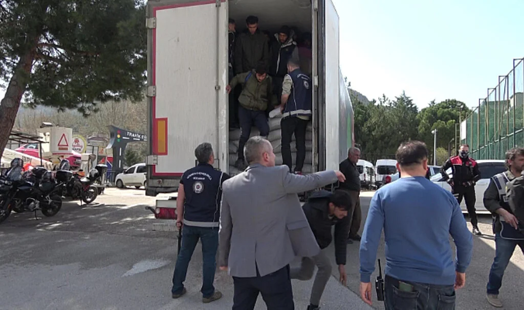 Amasya'da 40 kaçak göçmen yakalanan tırın sürücüsü tutuklandı
