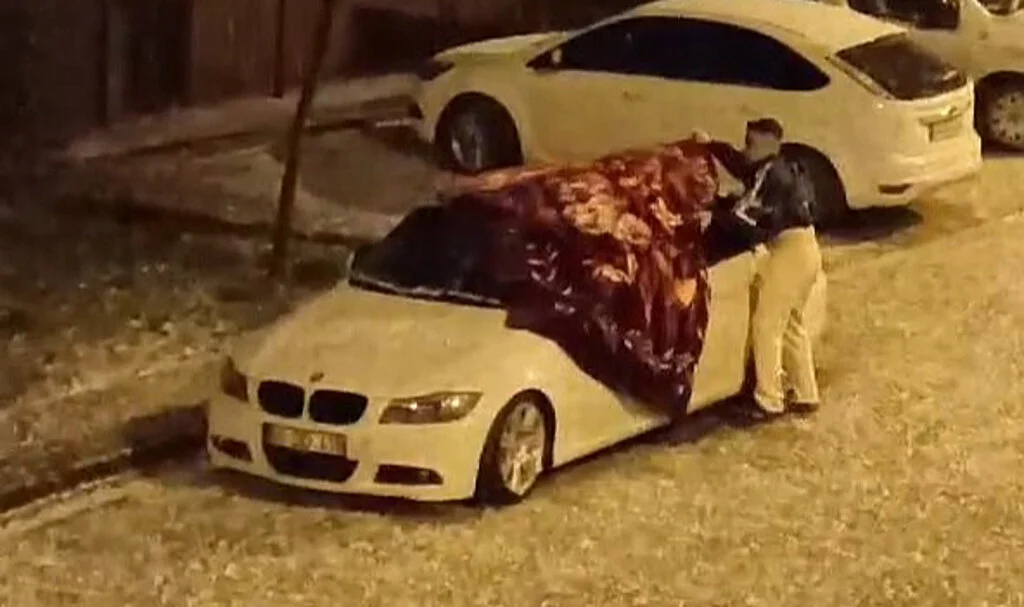 Araç sahiplerinden dolu yağışına karşı battaniyeli önlem
