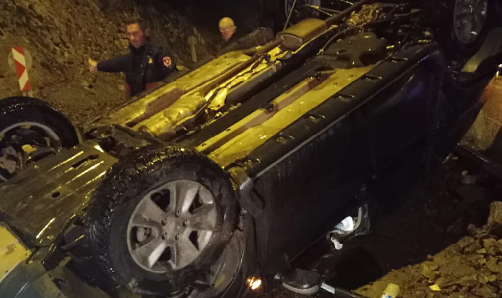 Artvin'de otomobil yola düşen kaya parçasına çarptı! 4 yaralı